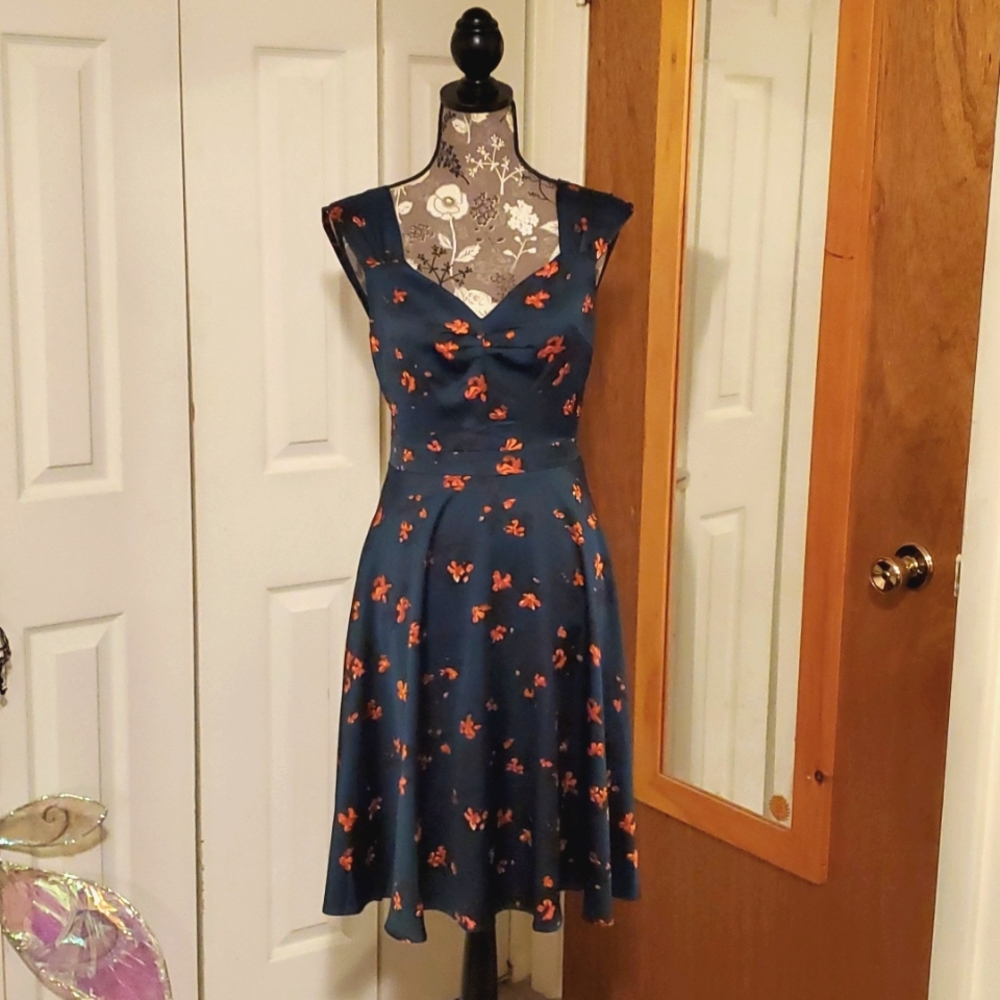 Green floral dress silky material, sweetheart neckline